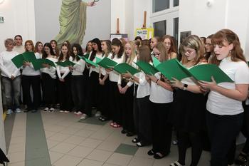 Školní schodiště plné vánočního zpěvu